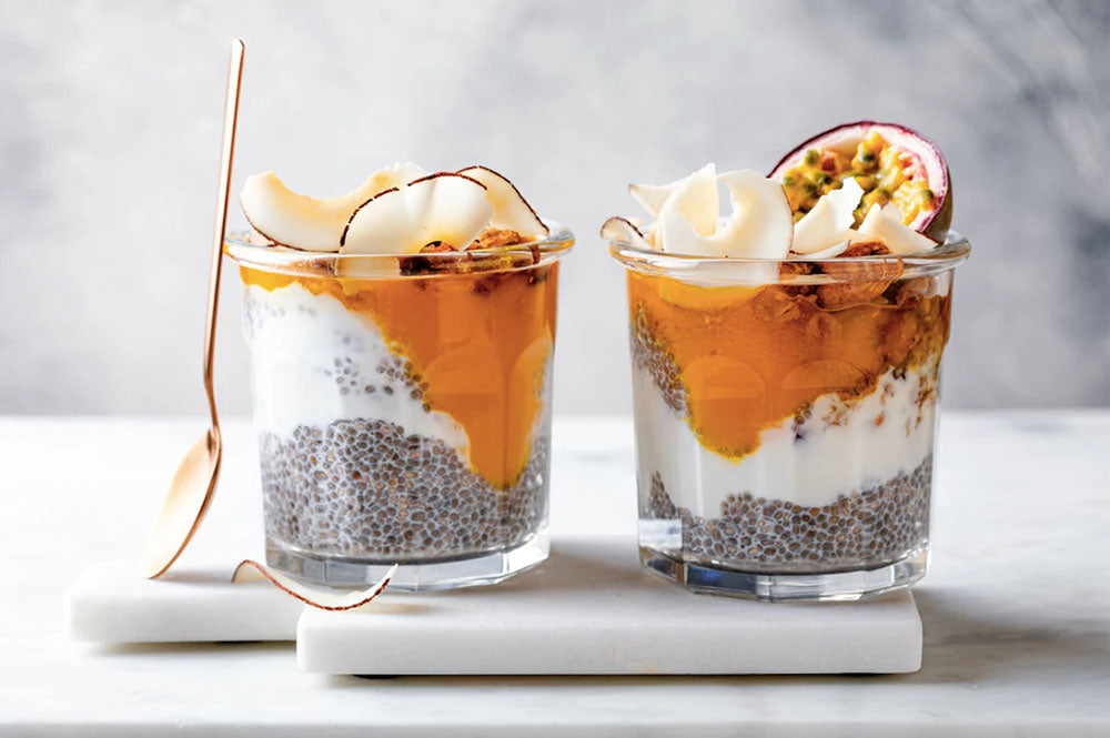 Kookos-Chia -vanukas aprikoosi- ja passionhedelmäkompotilla