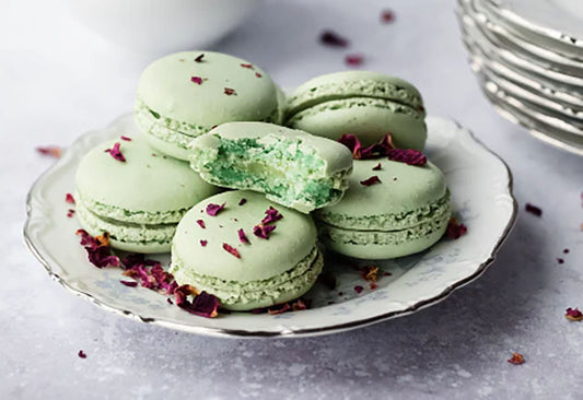 Matcha-macaronsit kookoskermalla